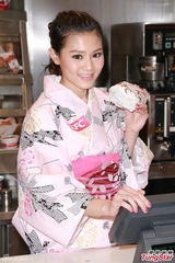 组图：周秀娜和服密实示人 享受单身不急觅男友