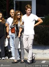 组图：施瓦辛格开心见前妻和长子 对镜头咧嘴笑