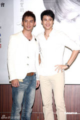 幻灯图：温升豪当作家显浪漫 黄子佼为好友现身站台