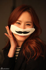 组图：宋载林具恩爱拍广告 时尚口罩造型吸眼球