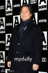 组图：李秉宪等出席A-Awards颁奖礼 朴恩智爆乳