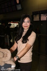 组图：叶玉卿抵港火辣依旧 称复出因人情及兴趣