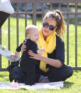 高清图：杰西卡-阿尔芭享受亲子时光小女儿可爱