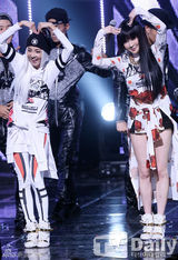 组图：韩团2NE1《M countdown》打榜拿第一