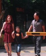 组图：郭涛当街亲吻爱子 妻子贴心为其整理衣服