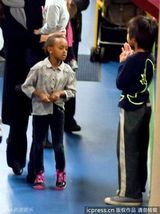 组图：朱莉抱希洛为万圣节扫货 孩子军团乐融融