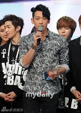 组图：Rain复出霸气夺冠 东方神起帅气回归