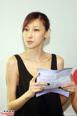 组图：陆瑶被蔡康永吓出大姨妈 纸片身材挺原装巨乳