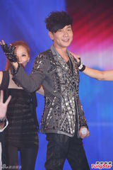 组图：严爵挑战唱跳险破音 林俊杰压轴热舞