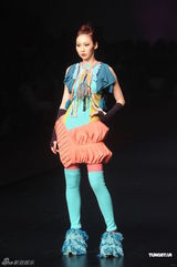 组图：名模庄思敏为时装展走秀 完美展现民族风