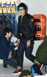 组图：Bigbang成员TOP点亮某牛仔品牌宣传活动