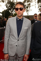 组图：大热fun.乐队众成员戴黑超酷帅亮相