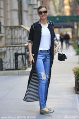 组图：米兰达破洞现身纽约演绎潮范儿辣妈