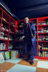 组图：邵兵表情开怀搞怪 演绎熟男雅痞风