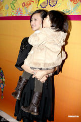 组图:翁虹亮相为朋友庆生 俯身哄女儿大秀性感