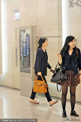 组图：郭晶晶显孕味 获霍启刚悉心护驾接受祝贺