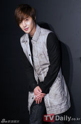 组图：韩星金贤重李东健SEVEN等出席名牌展示会