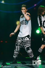 组图：NU'EST等唱响韩流演唱会 女团爆乳秀大腿