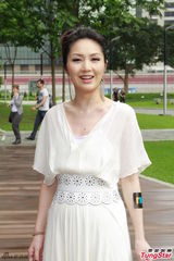 组图：杨千嬅白色长裙优雅亮相 大谈育儿经