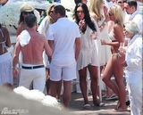 组图：F1总裁千金大婚奢靡派对 吻同性入水走光