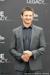 组图：《谍影重重4》记者会杰瑞米帅气亮相