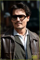 组图：德普胡茬性感 皮衣配条纹裤尽显型男本色