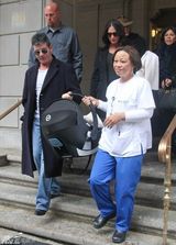 毒舌评委西蒙情人节喜当爹 温馨抱子父爱浓(图)