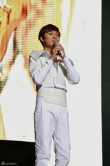 组图：苏打绿上海开唱 青峰模仿侧卧姐