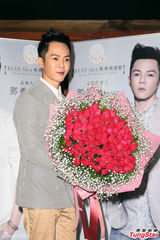 组图：歌手邓养天情人节代言大方告白田馥甄