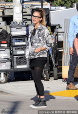 组图：阿尔芭片场头顶烈日 衣着休闲素颜出镜