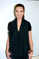 幻灯图：众艺人录制《劲歌金曲》 喜庆装扮迎新年