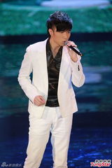 组图：古巨基白衣帅气献唱入围曲《恋无可恋》