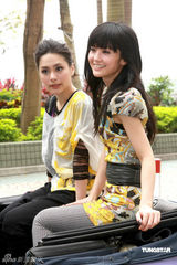 幻灯图：TWINS记者会上对饮 宣布下月开演唱会