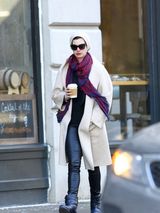 组图：安妮-海瑟薇悠闲漫步纽约街头 婚戒亮眼