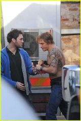 组图：汤姆-哈迪新片片场赤裸上身露大片纹身