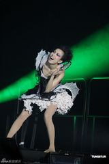 组图：郑秀文澳门开唱 百变造型散发恋爱中的女人味