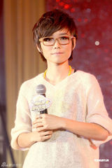 高清图：许飞为公益募捐眼镜框 呼吁为俞灏明祈福