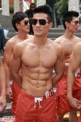 组图：亚洲先生闹市裸身宣传 热门选手大秀腹肌