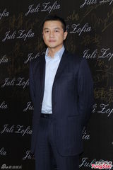 组图：李亚鹏离婚后香港露笑容 刘嘉玲贵妇装扮