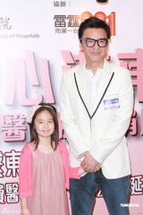 组图：钟镇涛携幼女做慈善 避谈再婚问题