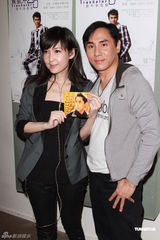 组图：周慧敏助阵黄凯芹个唱 曝对方不会用手机