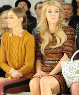 组图：奥利维亚-巴勒莫伦敦看秀 毛衣搭长裤