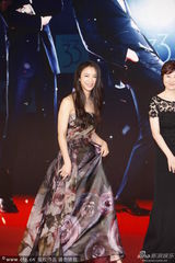 组图：汤唯牡丹裙艳丽争春 入围影后淡定抚秀发