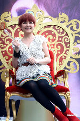 组图：梁静茹叹制作人不好当 新专辑首刷封面现瑕疵