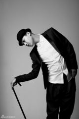 组图：包贝尔致敬卓别林 追忆逝去青春