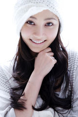高清组图：姚笛纯白唯美写真 卷发戴帽俏皮可爱