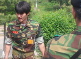 组图：韩星玄彬再回军营预备军照亲切爽朗