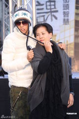 罗志祥新书大卖欲购名车 罗妈捐两百万做公益(图)