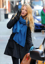 高清组图：布莱克-弗莱利街拍LOOK大衣围巾保暖