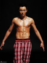 组图：李东学最新写真曝光 冷静热情之间展魅力